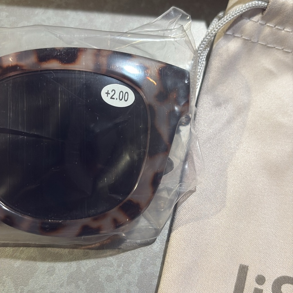 JiSoo Oversized Reading Glasses for Women, 2.0 Magnification - Picture 3 of 6